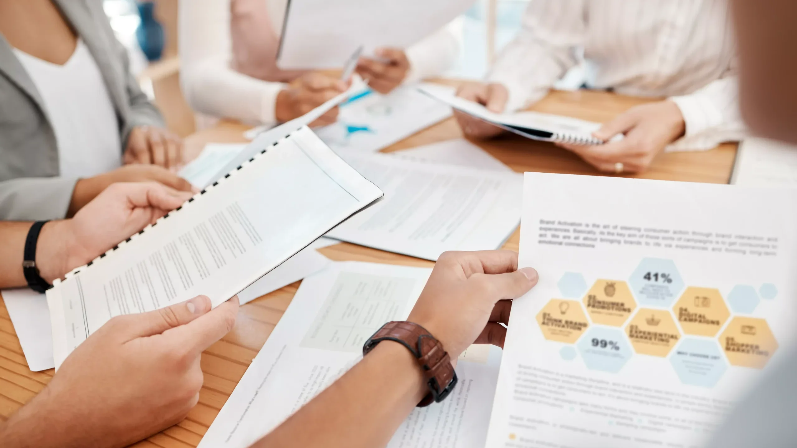 Data analisi, fogli di lavoro e business manager mentre discutono di strategie di marketing
