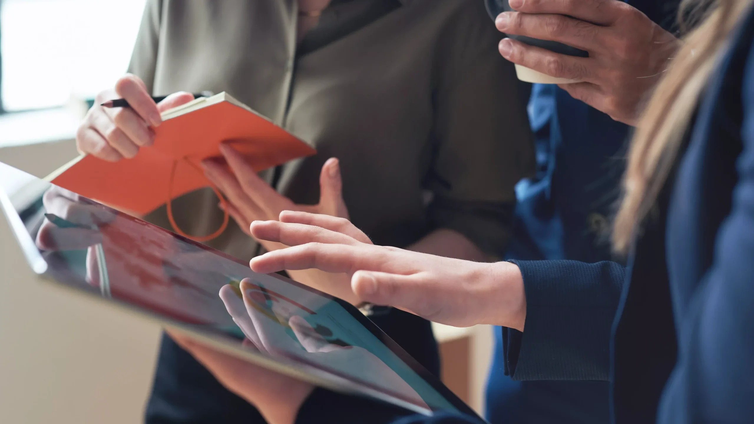 Business manager consultano un foglio di analisi su un tablet